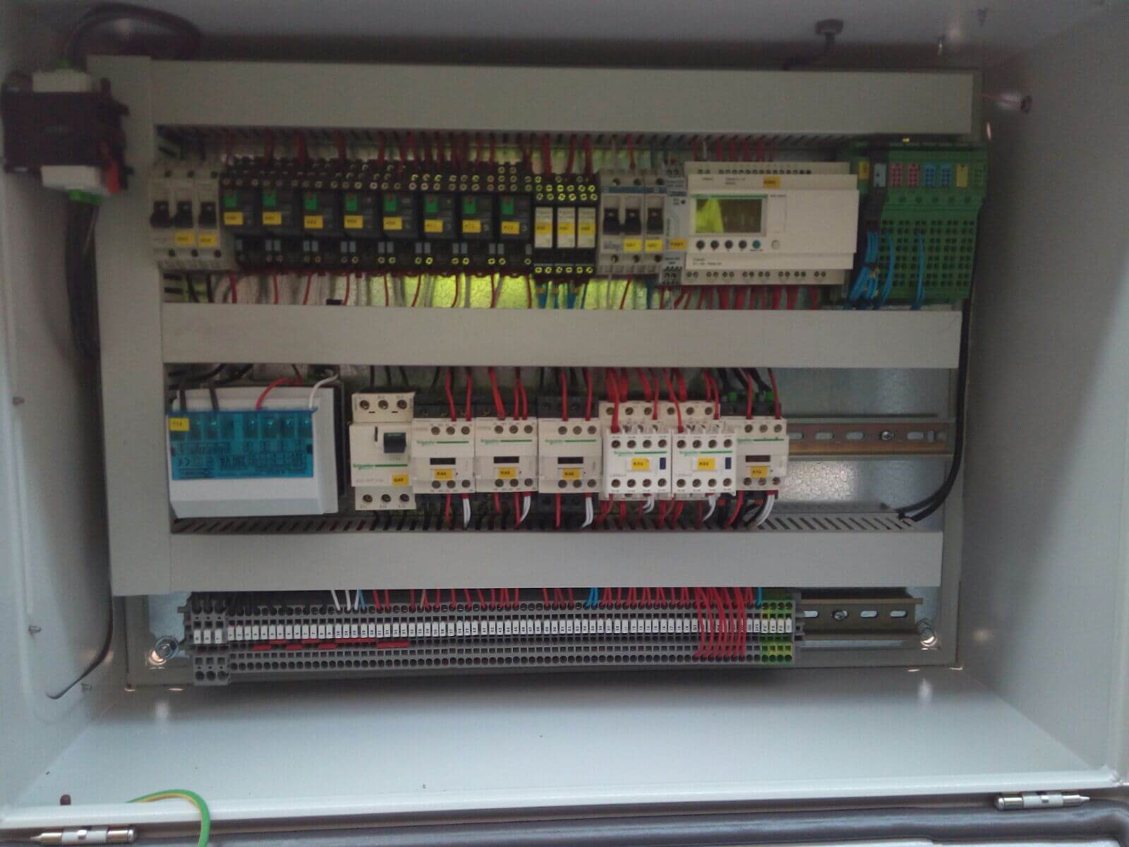 Montando cuadro de control puente grúa