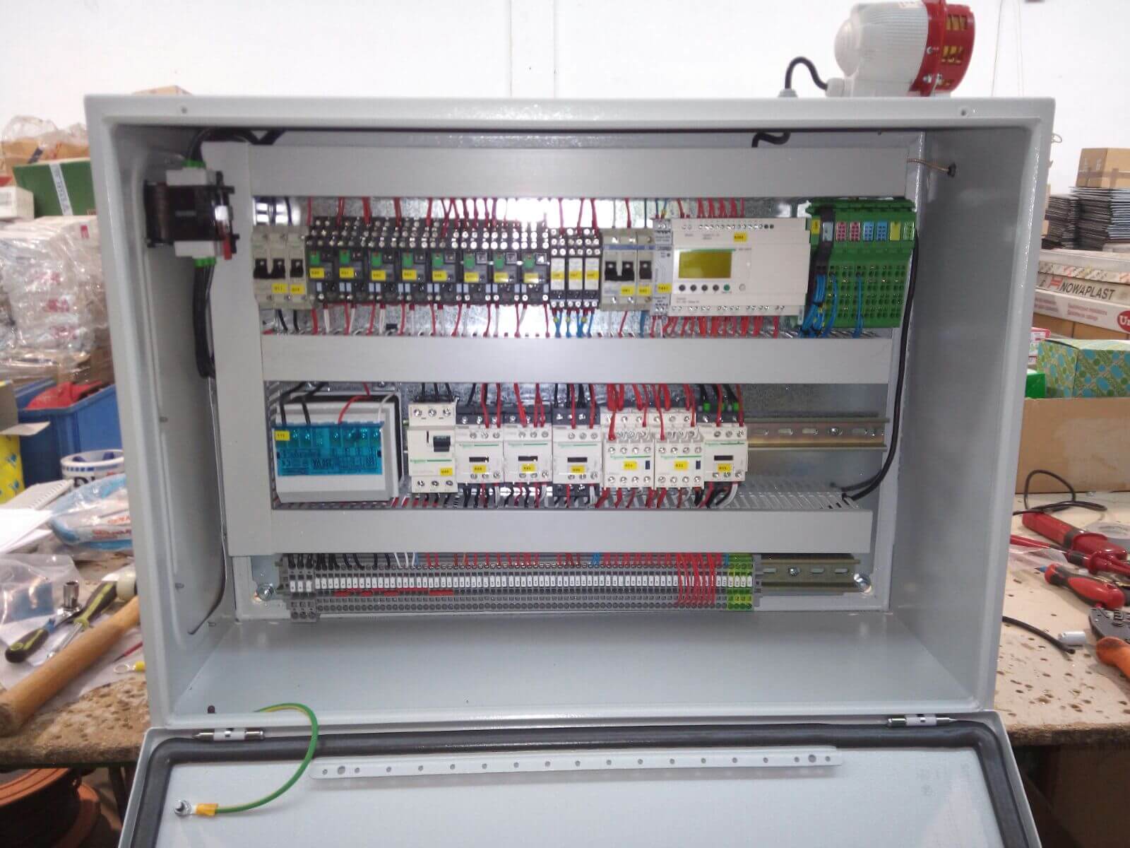 Otra semana preparando cuadros de control de puente grúa!!! No falta detalle