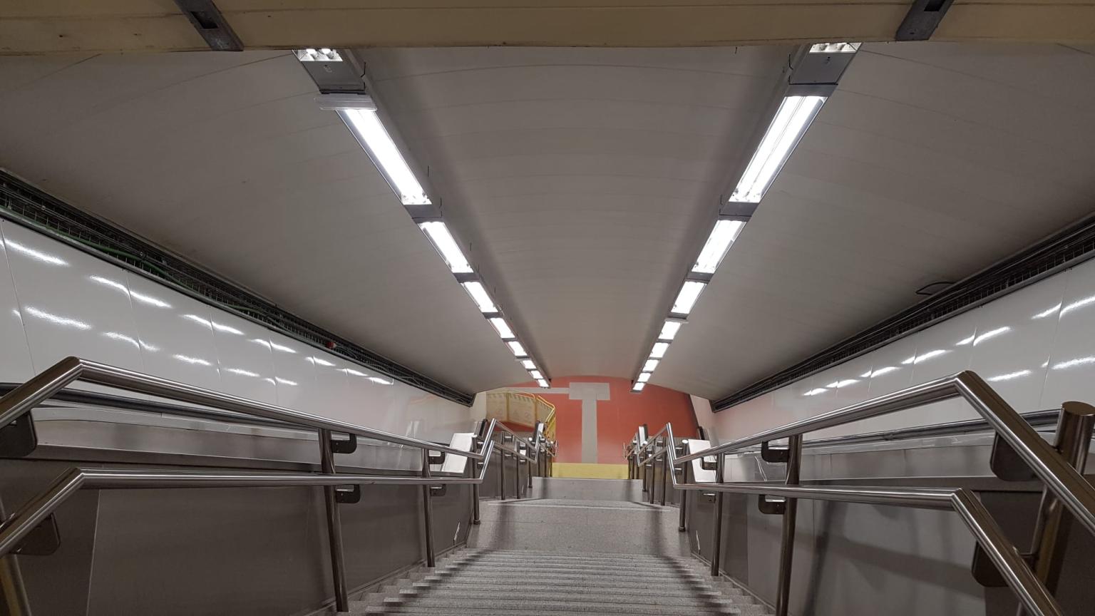 Instalación de luces en el Metro de Madrid
